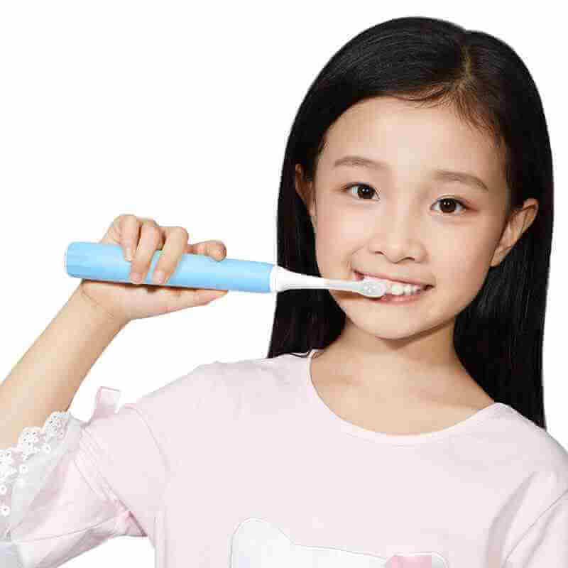 Smart toothbrush brushing teeth whiter